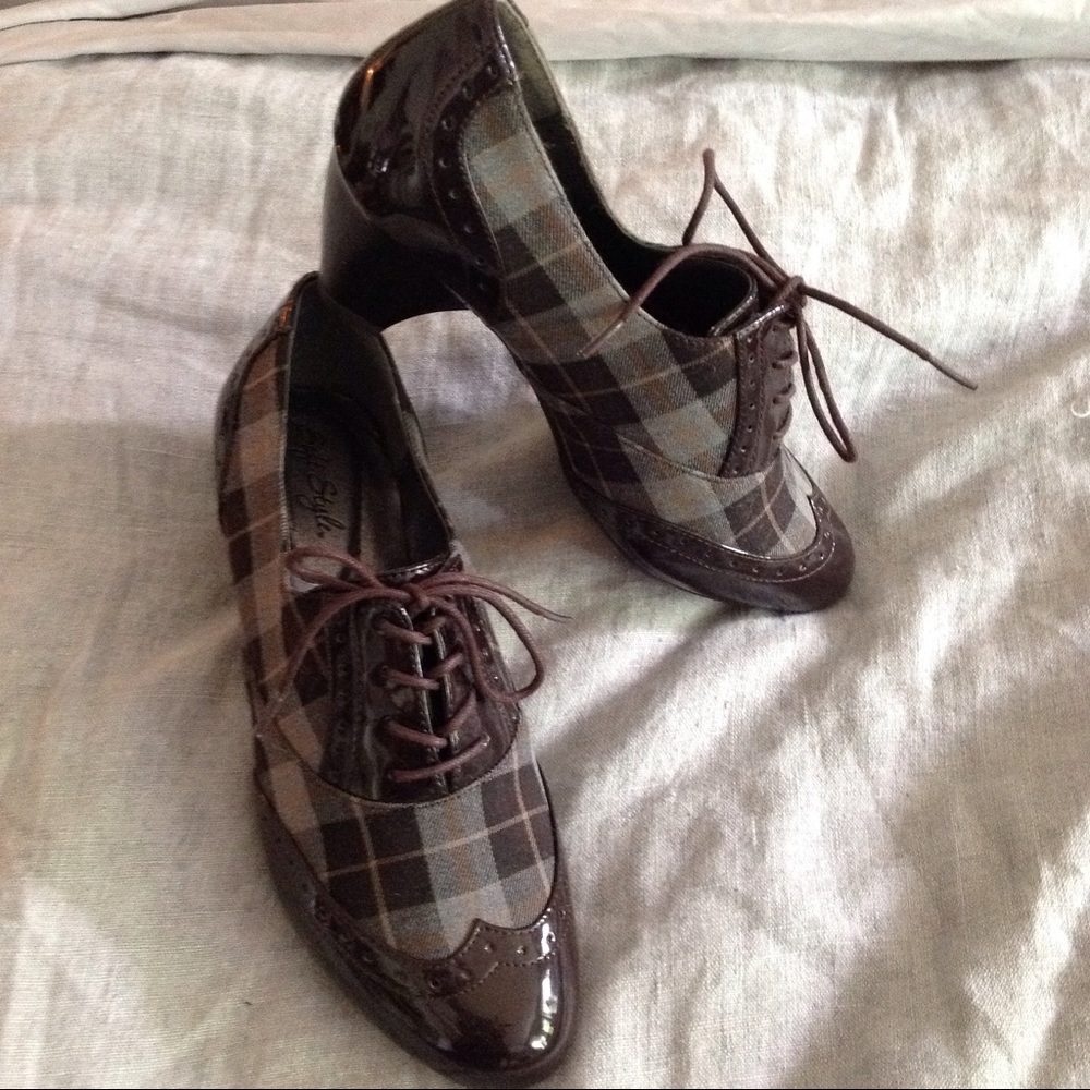 Wing tip plaid heels