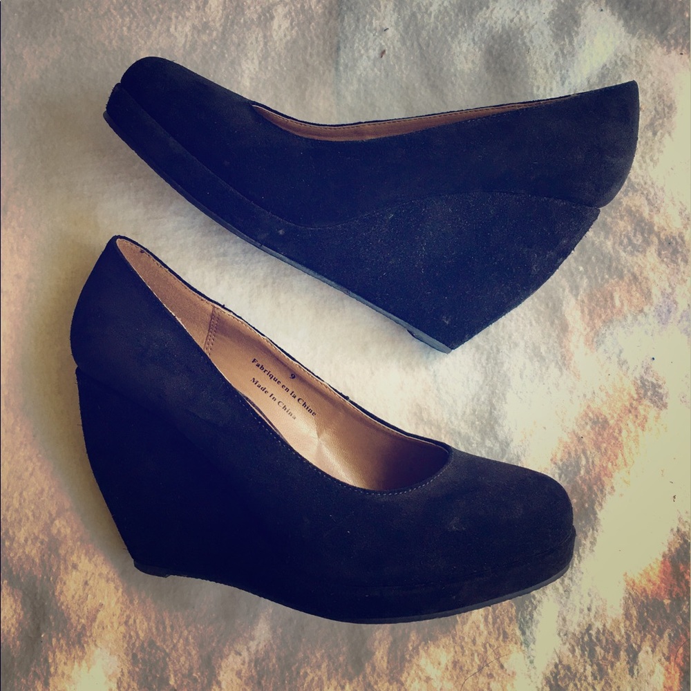 Black suede - size 9 wedges, comfortable classy