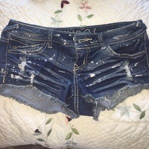 Low rise frayed hem splatter paint denim shorts