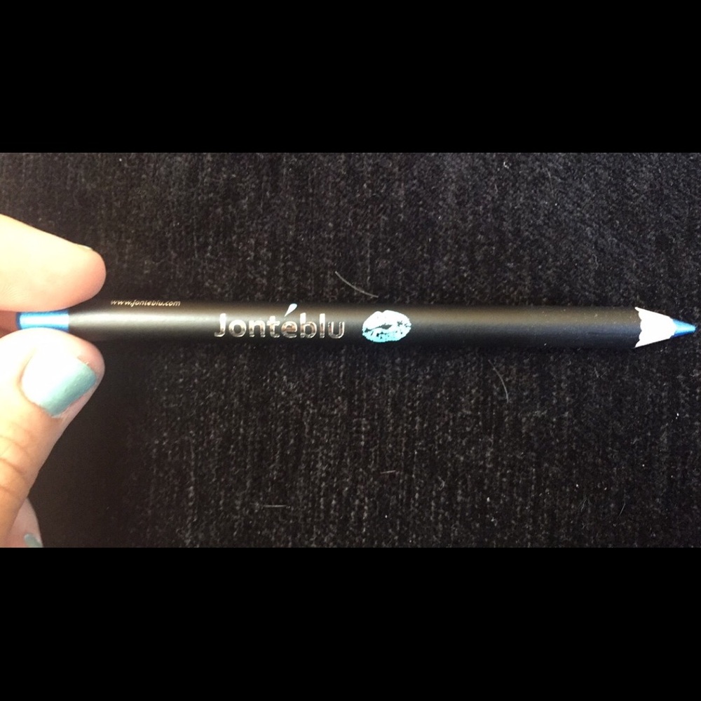 Jontèblu Eyeliner.