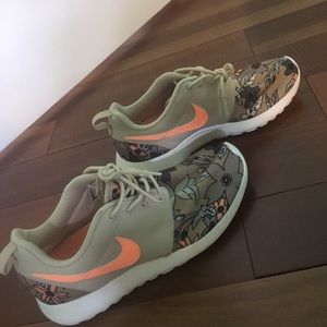 Nike Roshes size 6.5