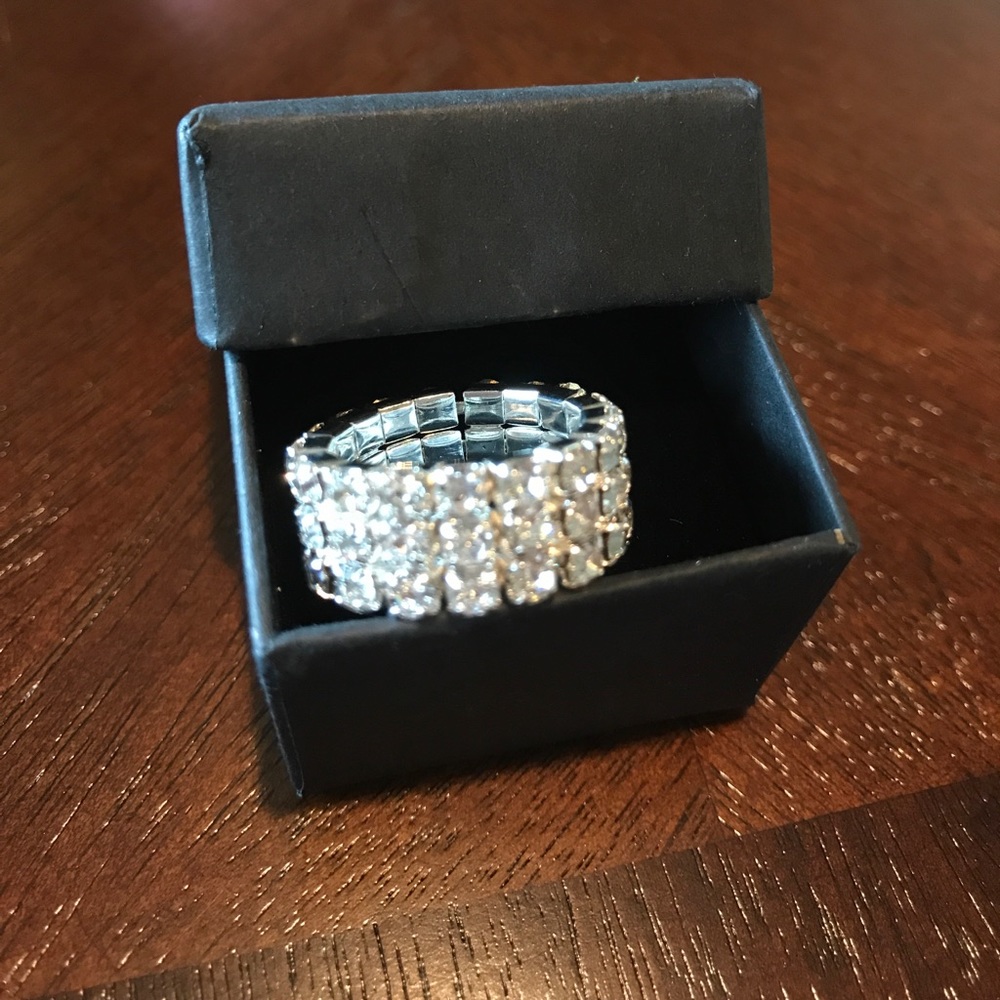 🌟NEW🌟 diamond figure or toe ring.