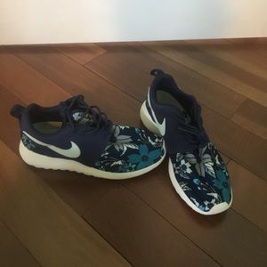 Nike Roshes size 6.5