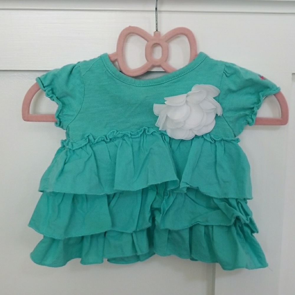 Ruffled shirt with white flower.