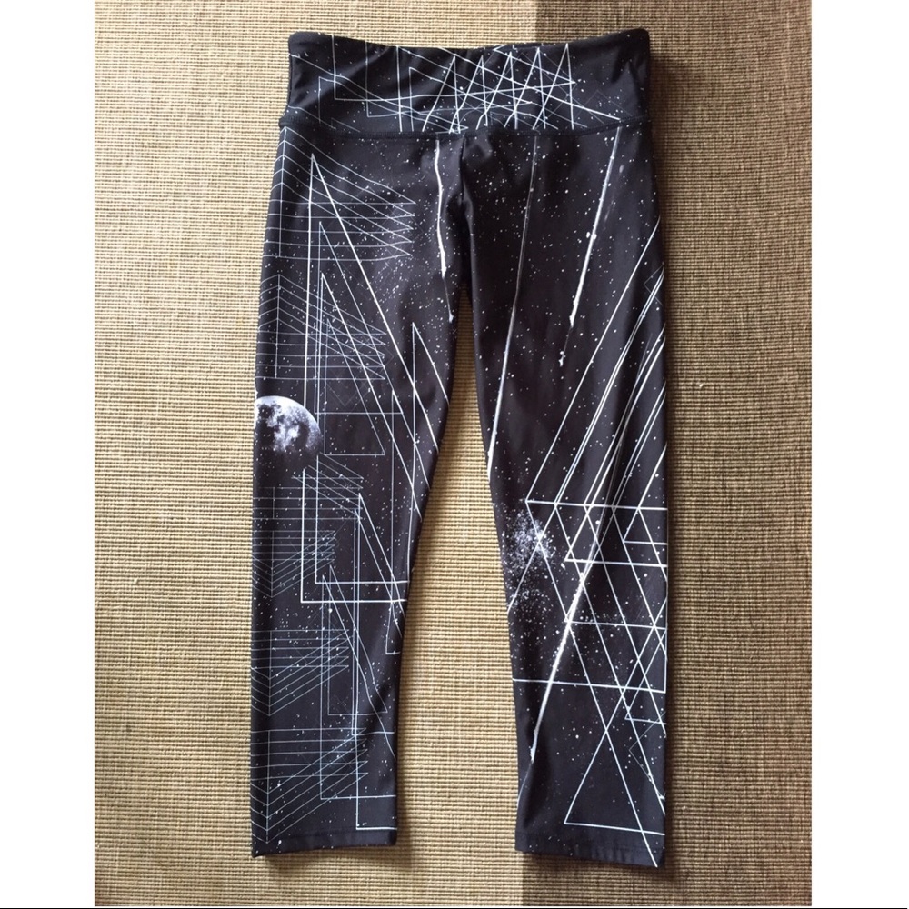 ❌SOLD❌New Onzie Graphic Capri