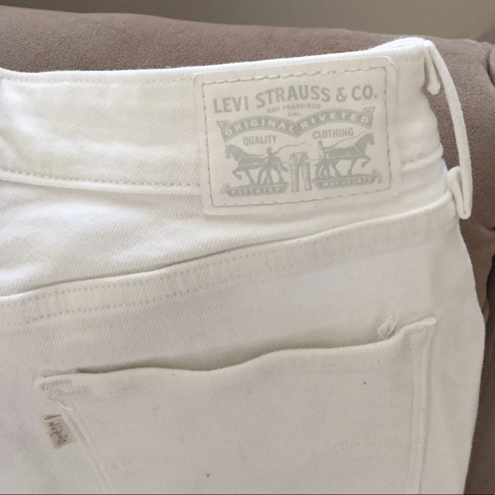 White Levi's Crop Jeans
