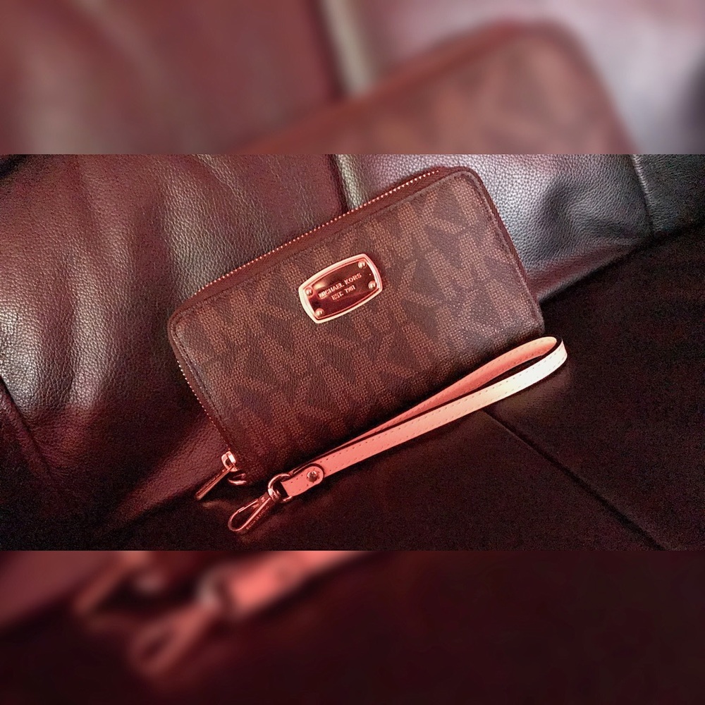 Michael kors wristlet wallet
