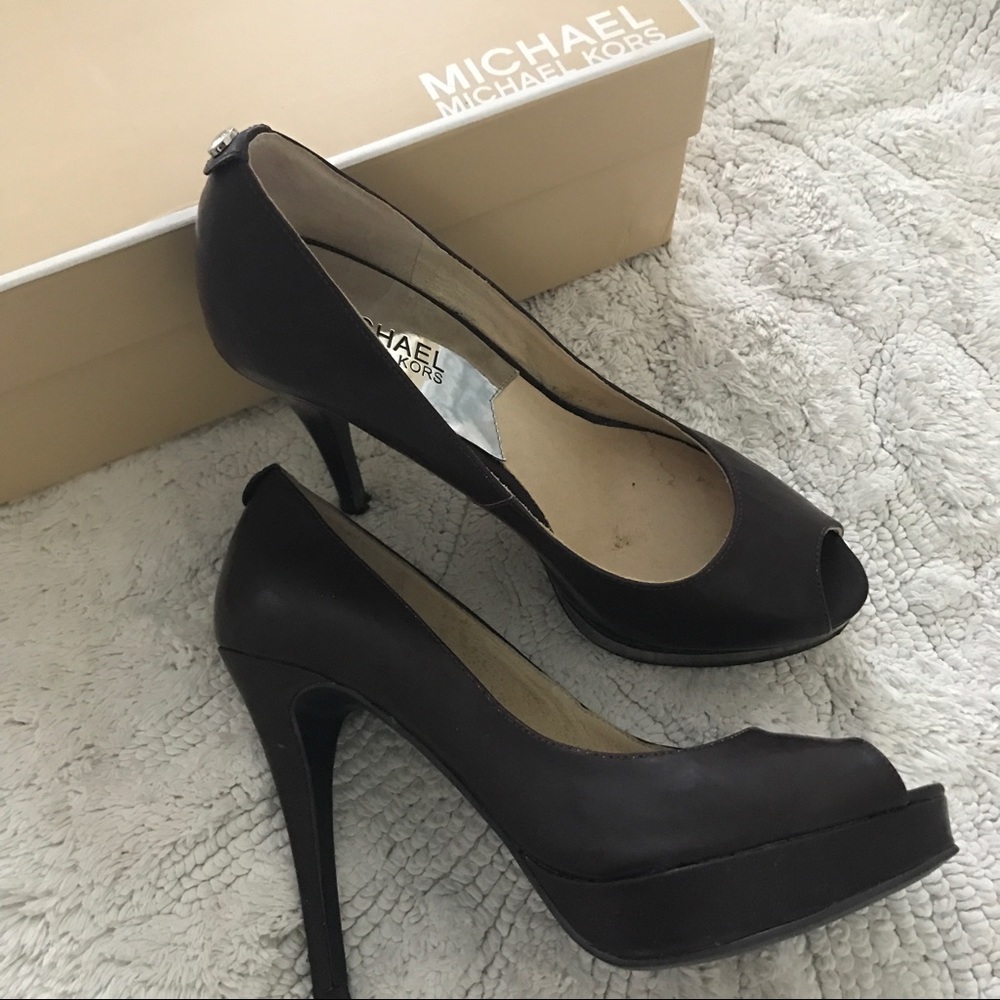 Classic Michael kors peep toe pump
