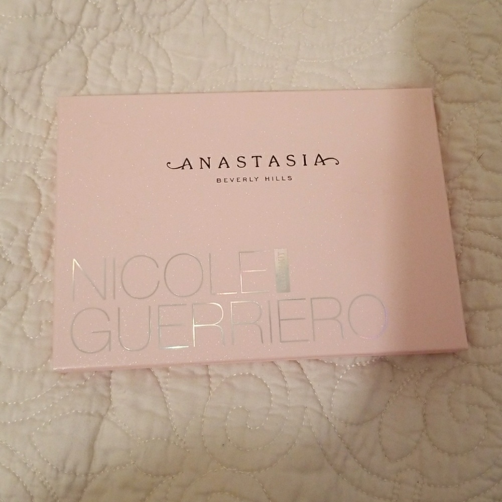 Anastasia Beverly hills glow kit