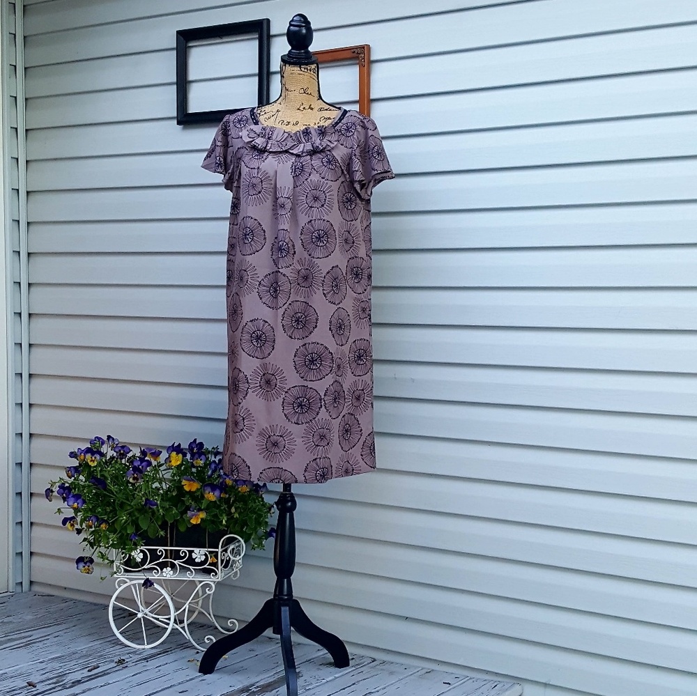 Short-sleeve Ruffle-neckline Dress SIZE L