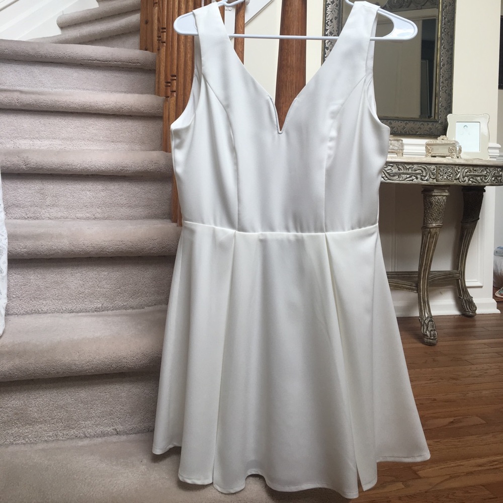 White v-cut neckline party dress