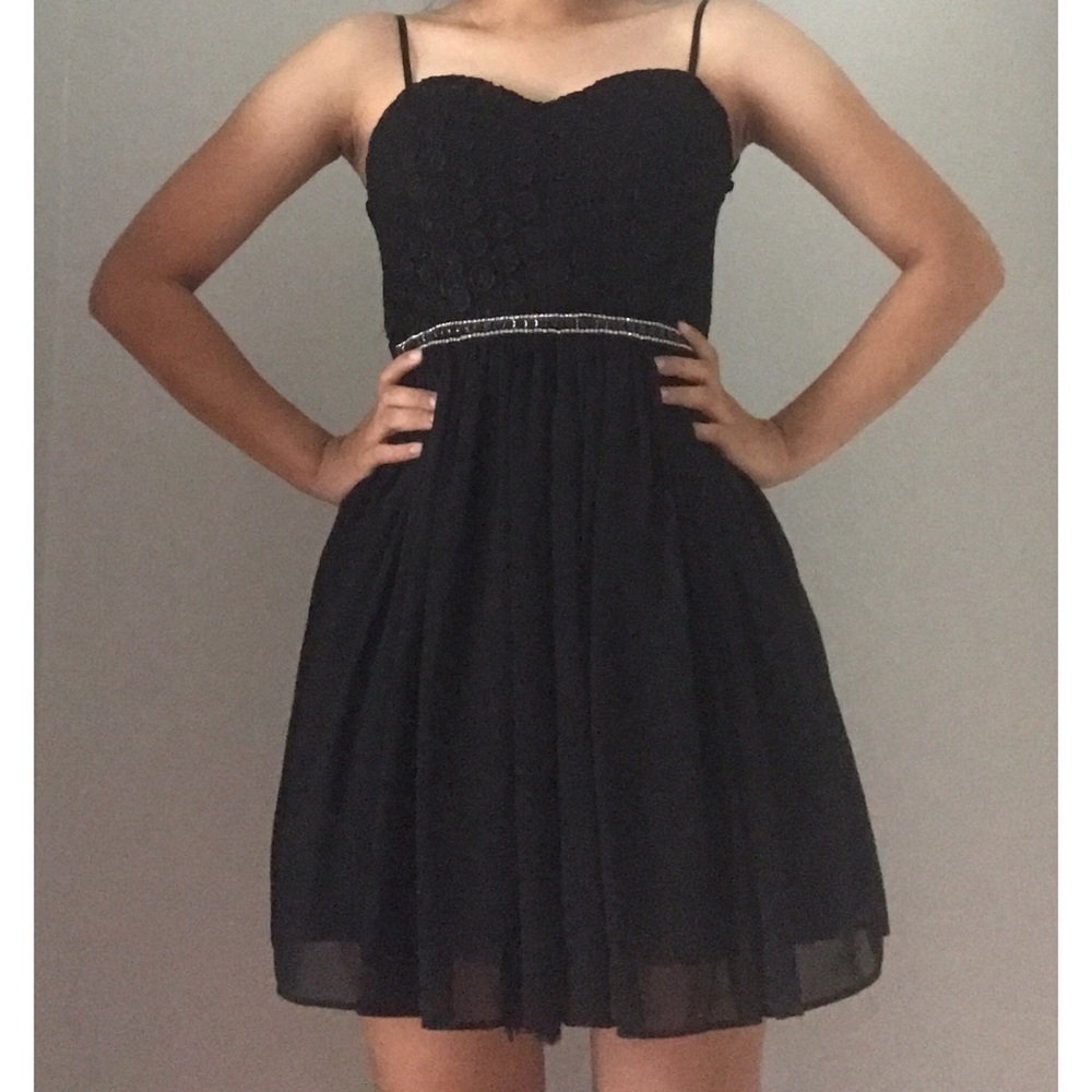 Sleeveless black simple dress