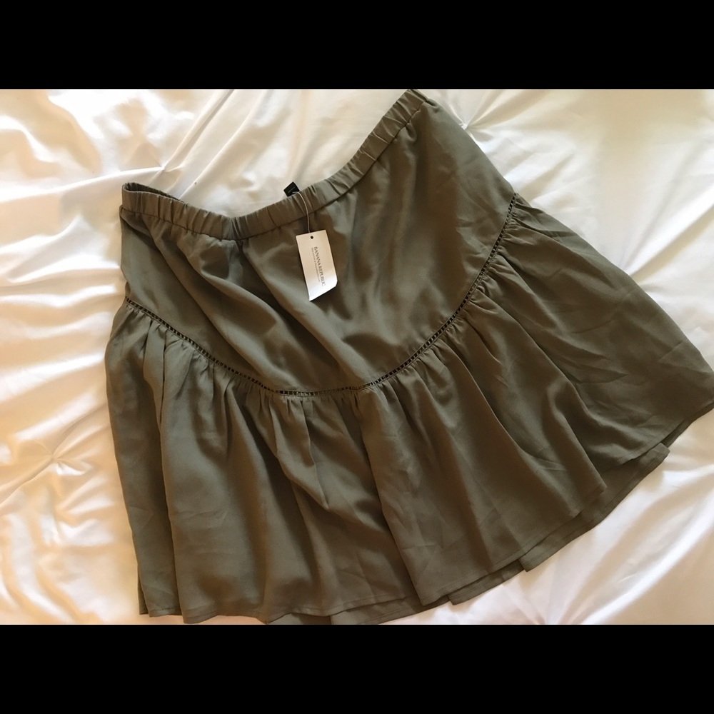 Banana Republic Khaki Green Tiered Skirt - Sz: XL
