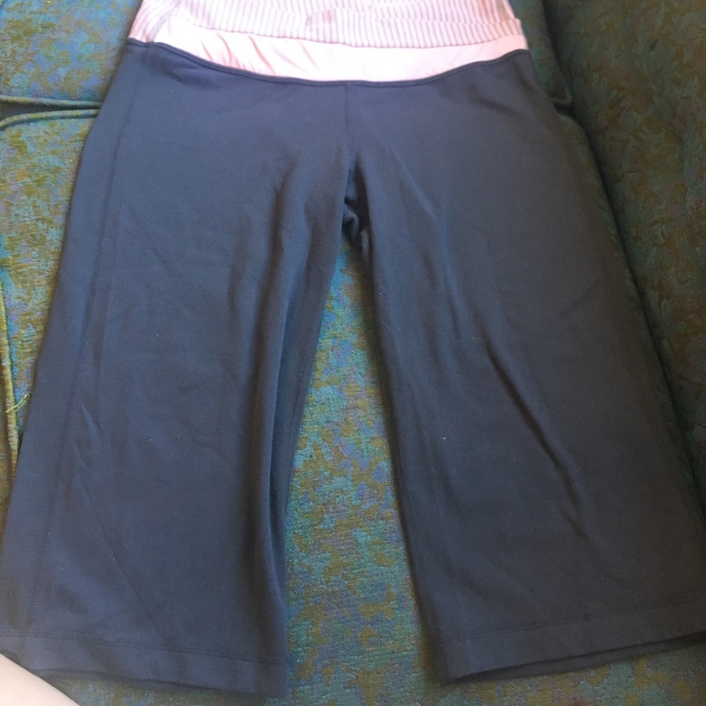 Lululemon shorts/capris size 8 pink/grey CUTE