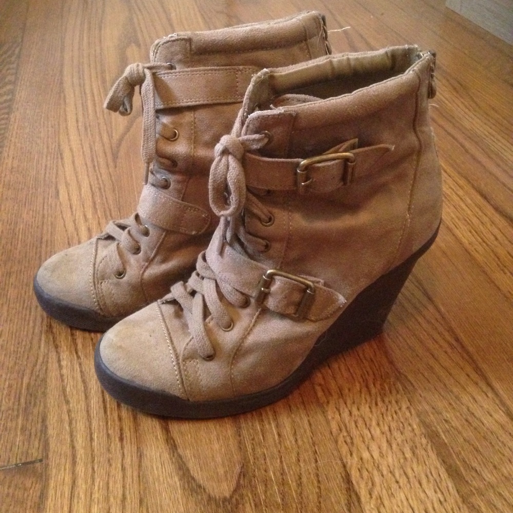 Vera Wang Wedge booties