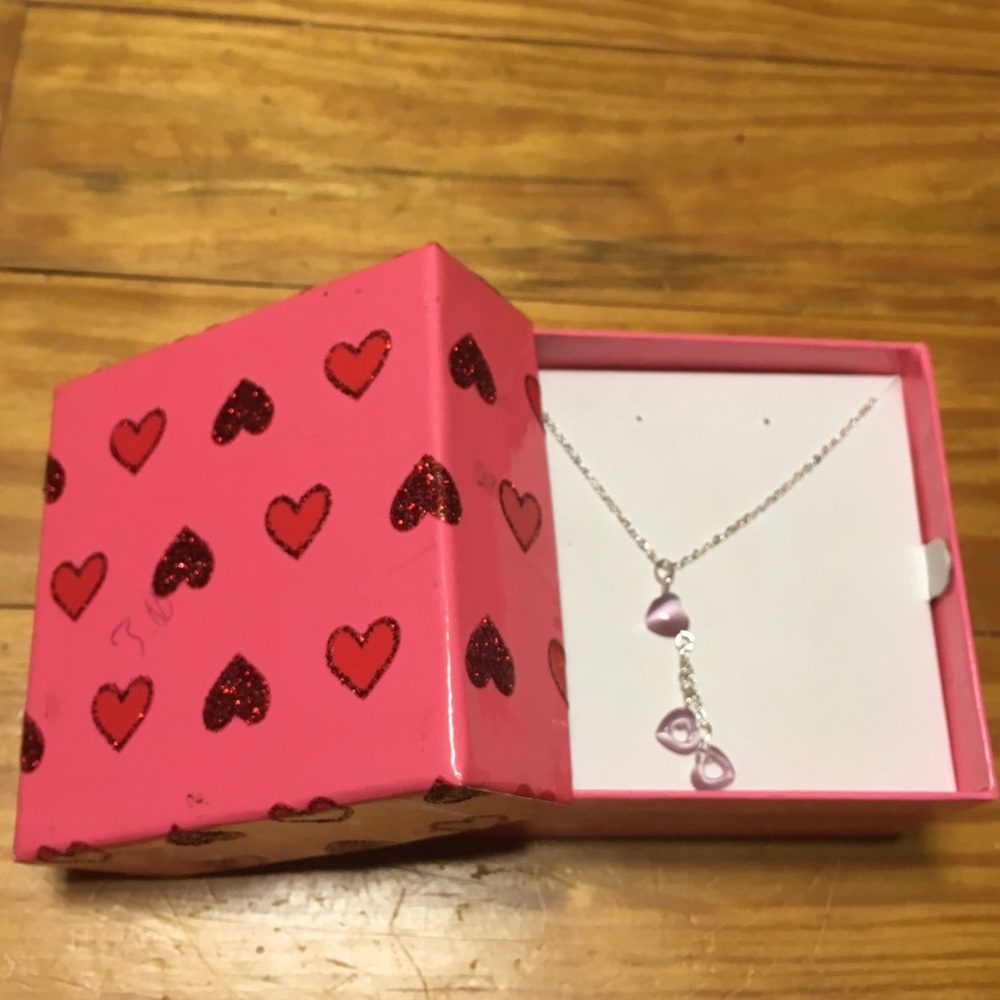 NIB pretty heart necklace - perfect gift 🎁!!