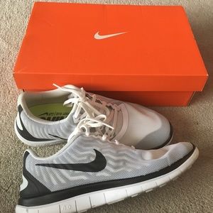 White and black women Nike free 4.0