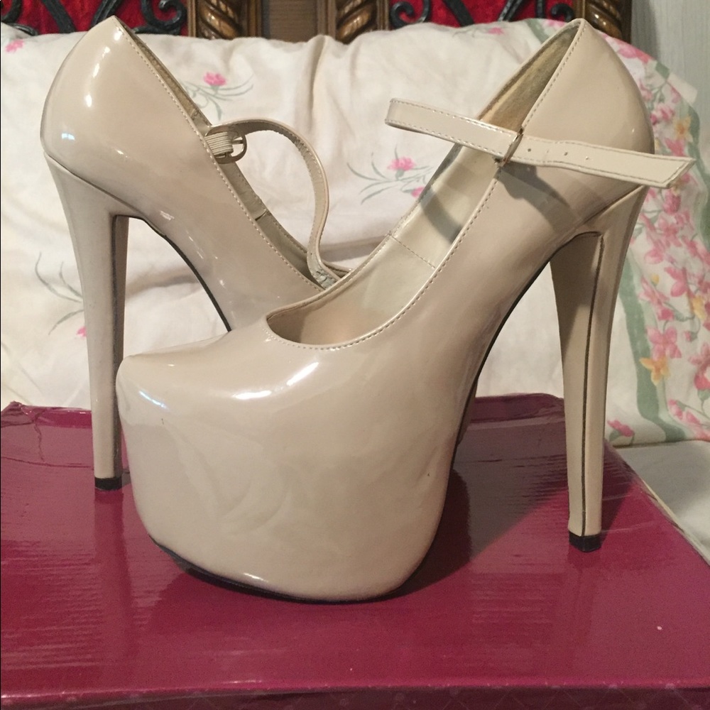 NUDE VIXEN PUMPS