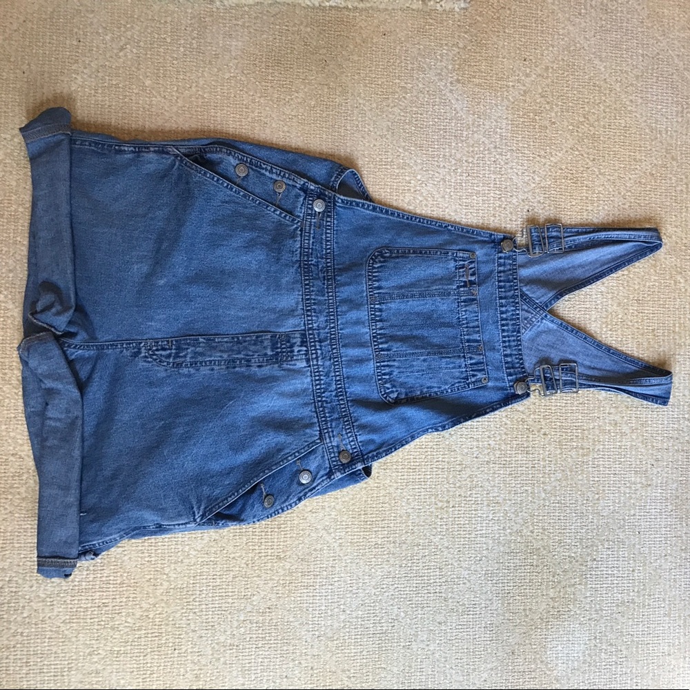 Simple denim overalls that are great for summer!