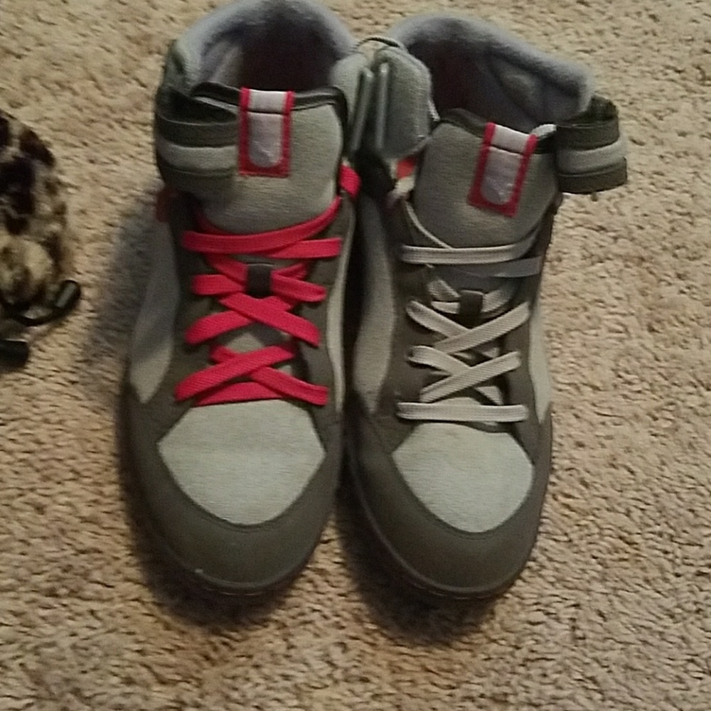 Tennis shoes
