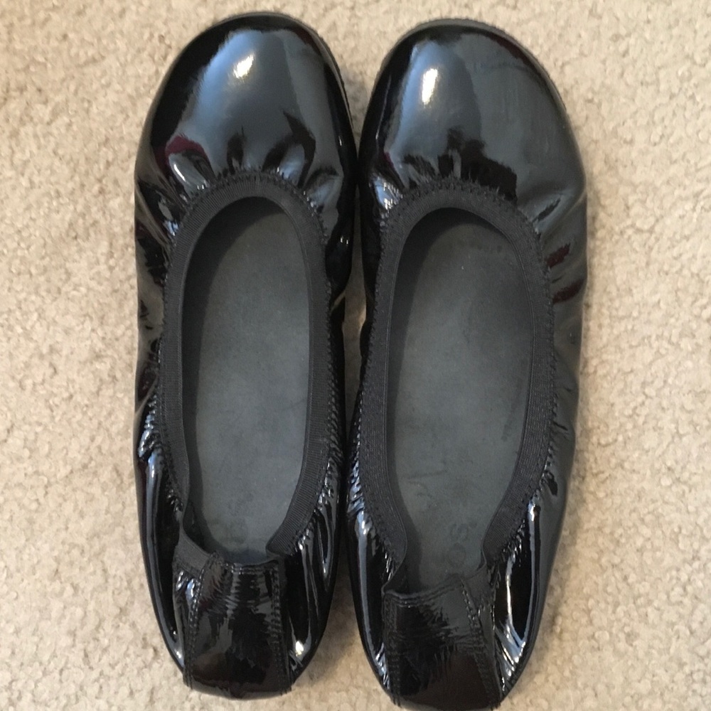 Taos black patent flats