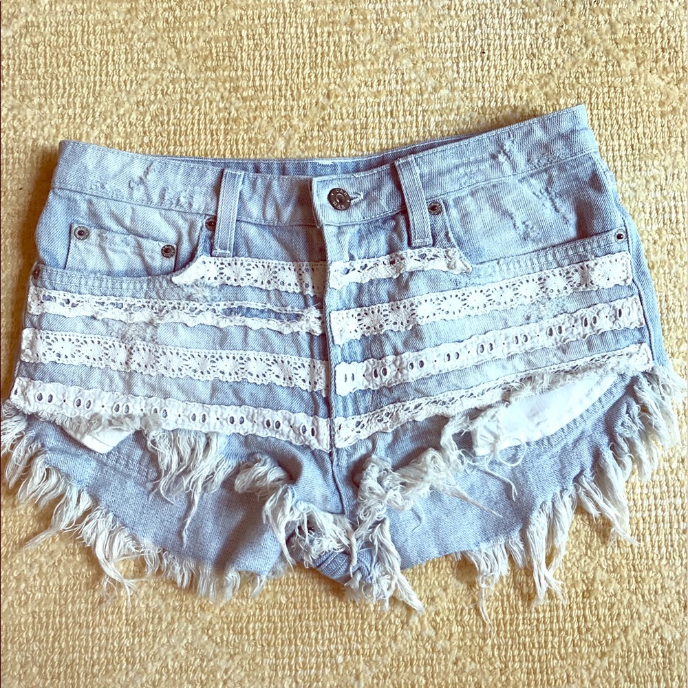Light denim shorts with white lacing