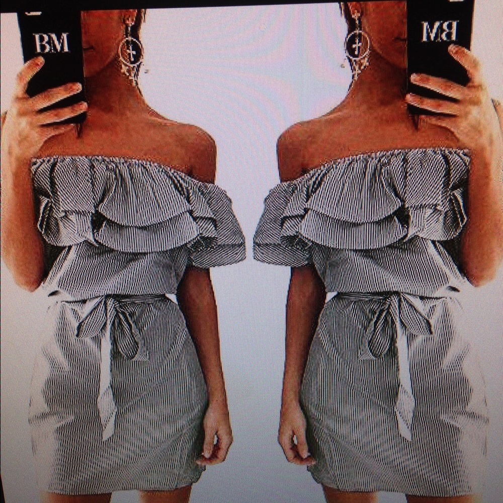 New!!!💕Off Shoulder Striped Ruffles Dress