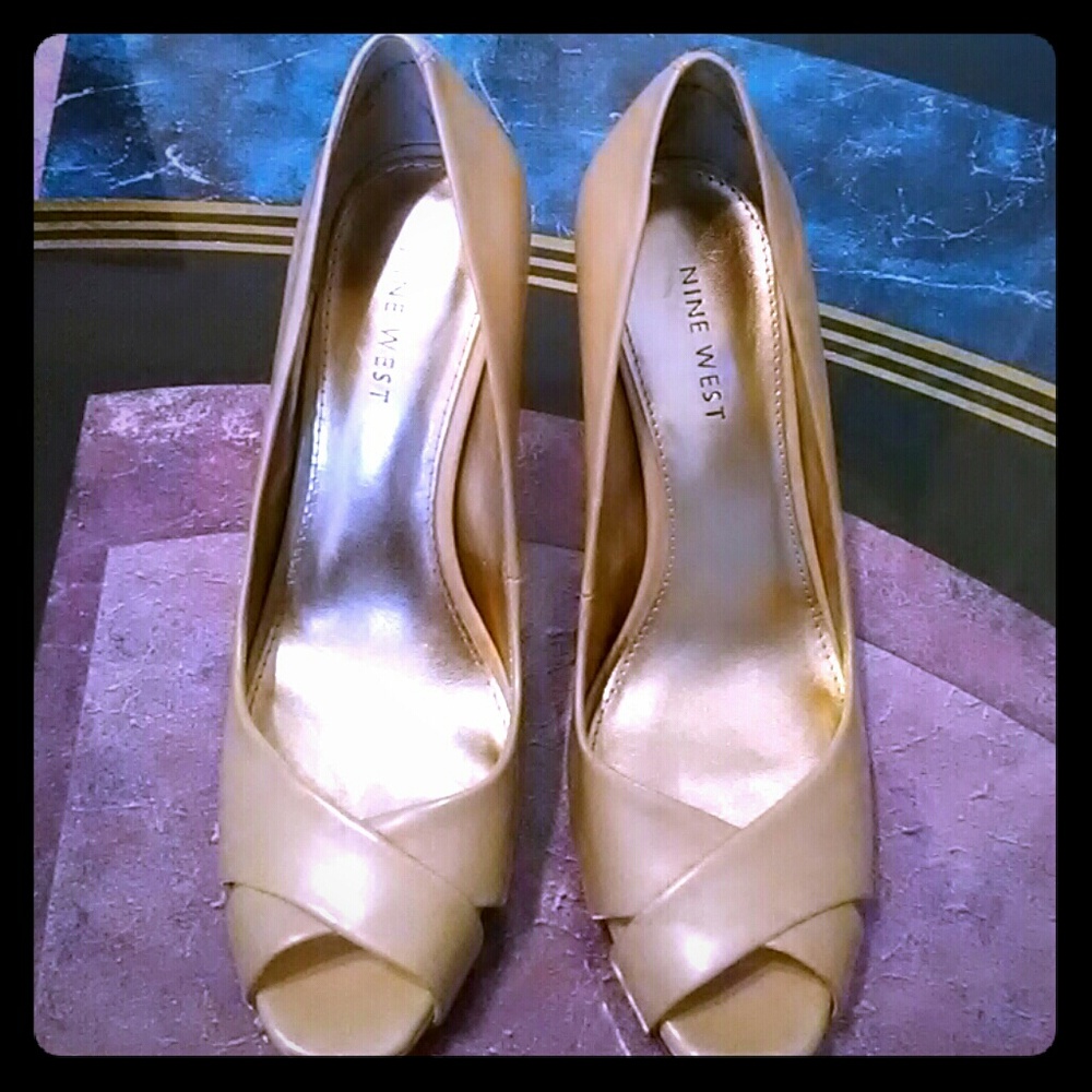 Gorgeous Nine West beige 4 inch high heels