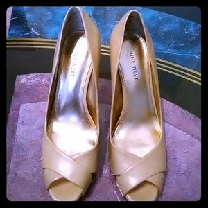 Gorgeous Nine West beige 4 inch high heels