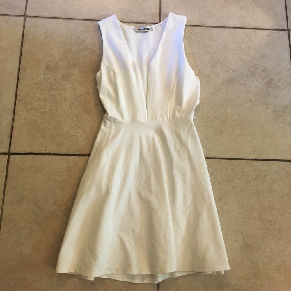 Beautiful white Deep v dress - Picture 1 of 2