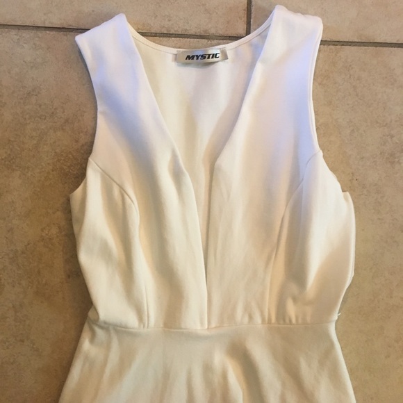 Beautiful white Deep v dress - Picture 2 of 2