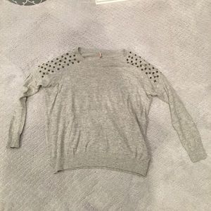 Comfy gray sweater with spikes