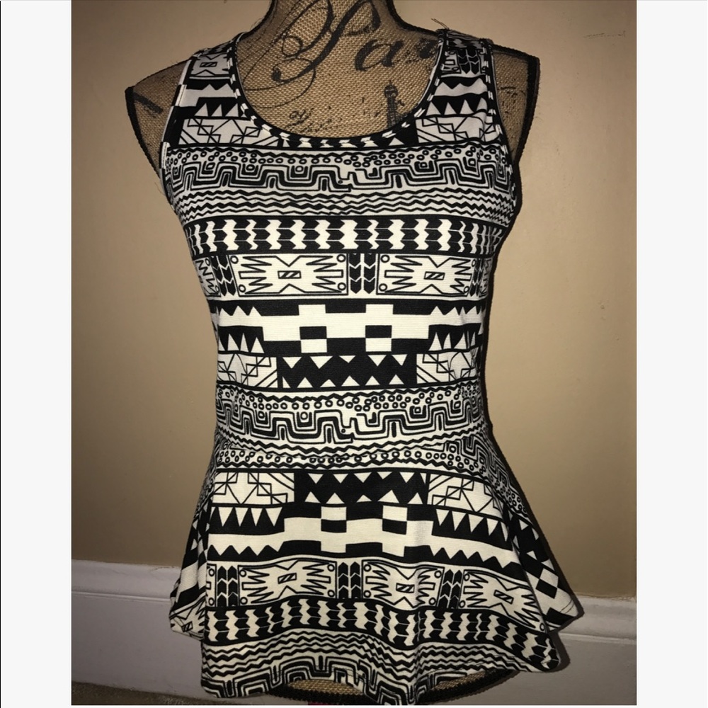 🚨 Black and white top