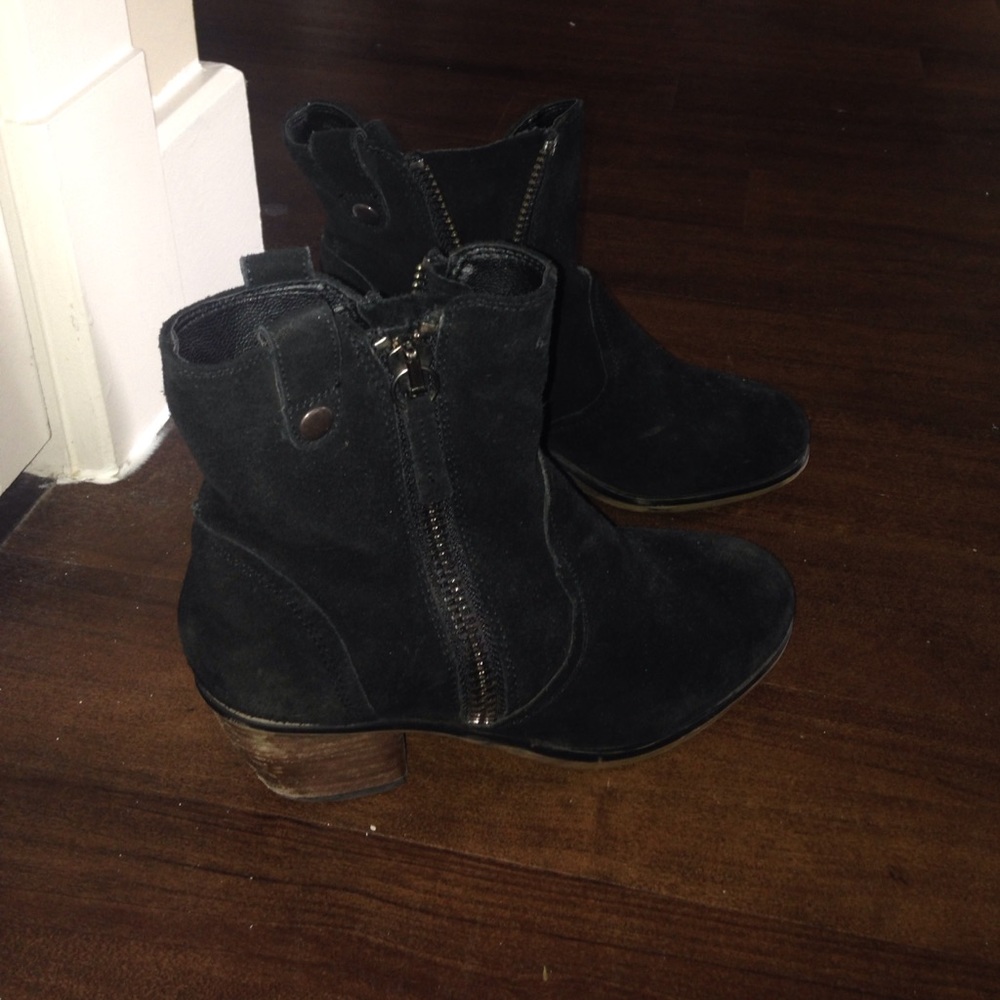 Steve Madden black booties size 7