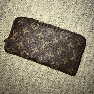 Louis Vuitton hand clutch, brand new never used!