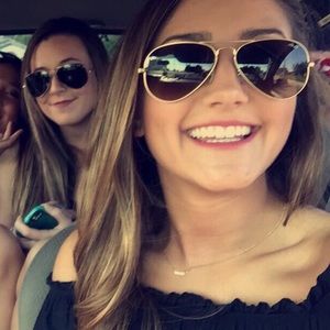 Meet your Posher, Danielle