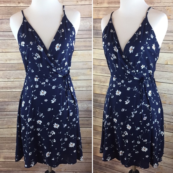 Last 1!!! Small Navy Floral wrap dress - Picture 3 of 4