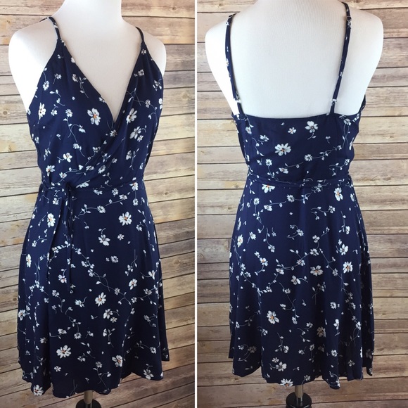 Last 1!!! Small Navy Floral wrap dress - Picture 4 of 4