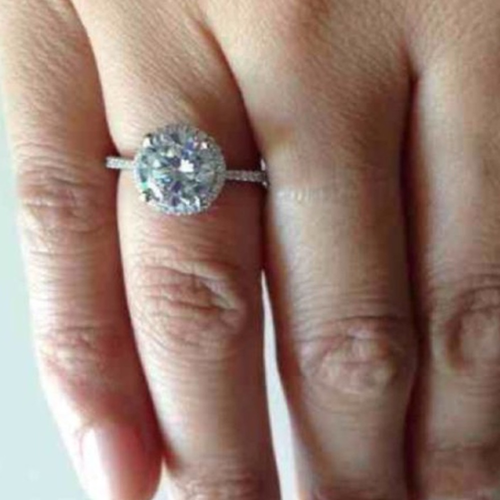 Halo Cut engagement ring 💍