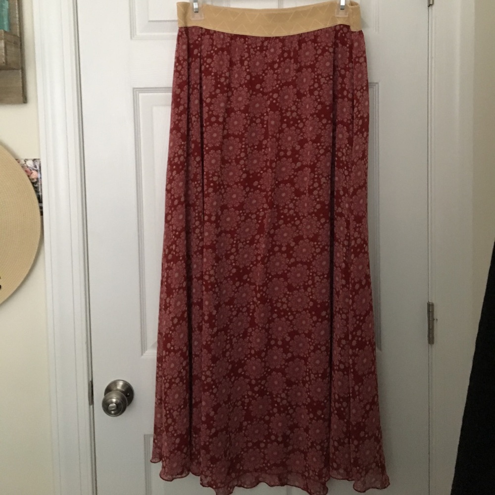 LuLaRoe Lucy skirt - has slip underneath
