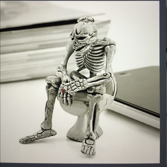 Skull in Toilet Rubber Punk Keychain/New - Picture 1 of 5
