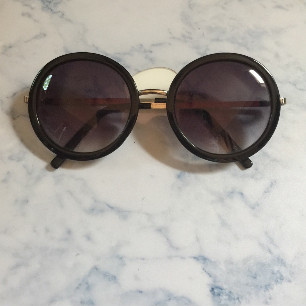 Round frame black sunglasses