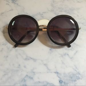 Round frame black sunglasses
