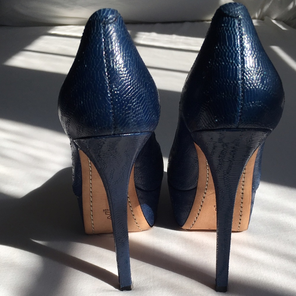 🌺HP💐 Alice + Olivia 6" nvy pumps