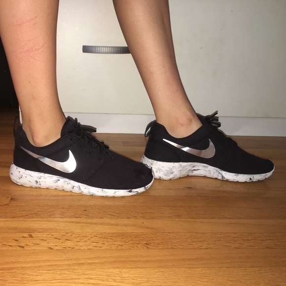 Nike Black speckled roshes Size 8 1/2 - Picture 4 of 4