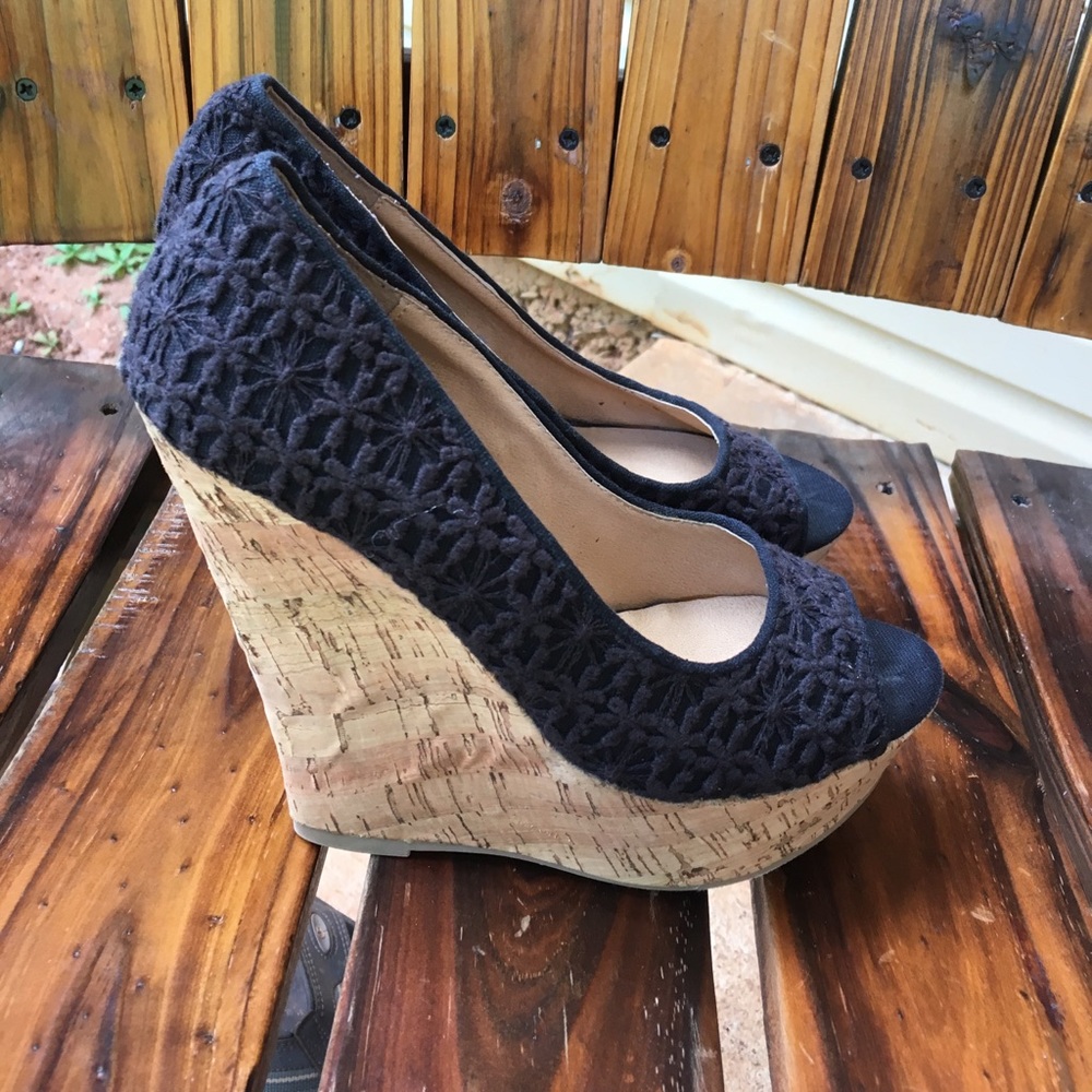 Black wedges