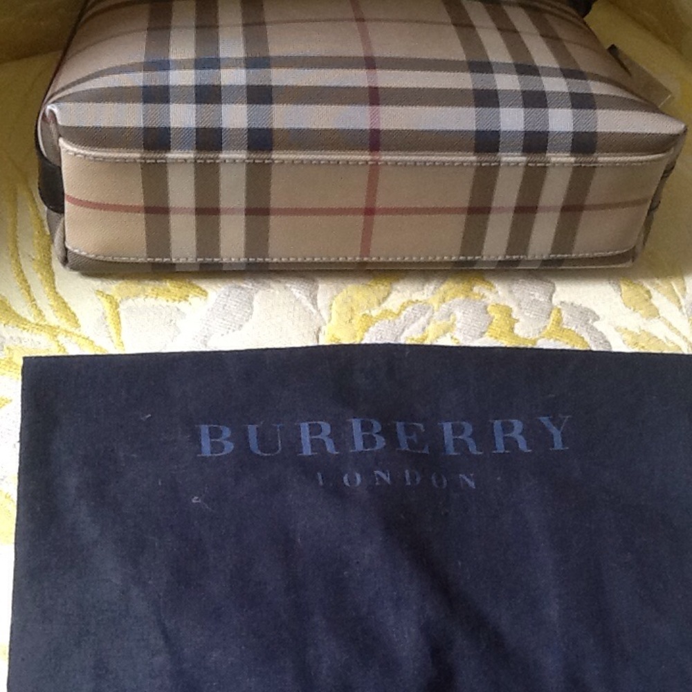 Small Burberry purse.