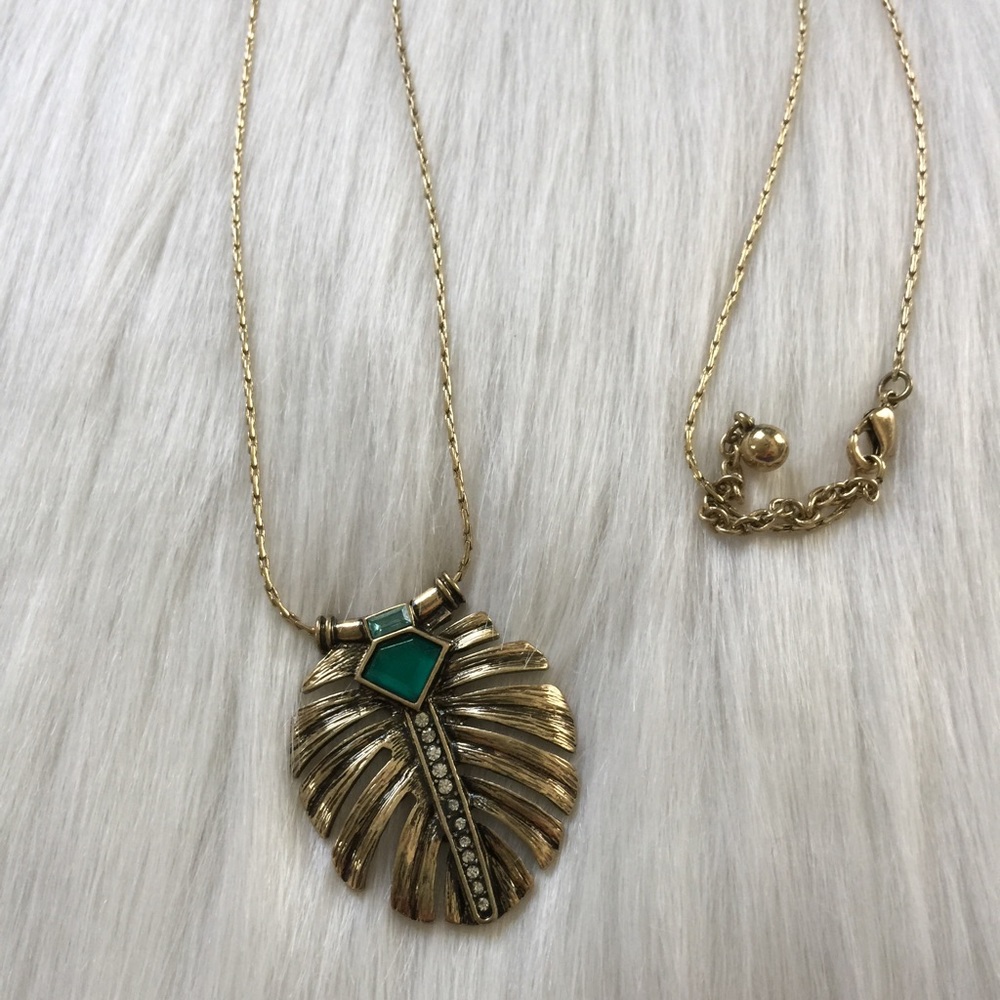 Beautiful Leaf necklace - Picture 3 of 5