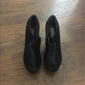 🌸🎉Steve Madden peep toe booties