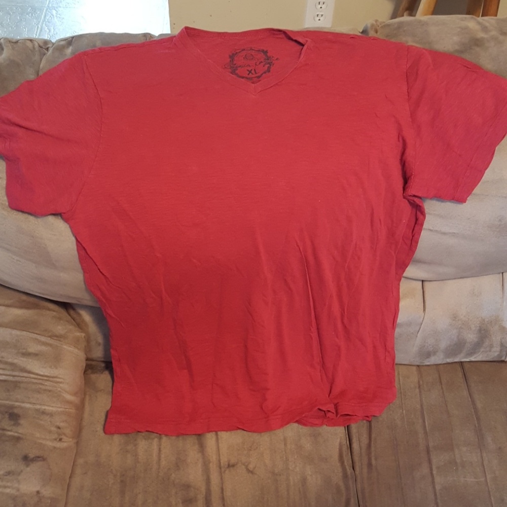 Men's maroon vneck t-shirt